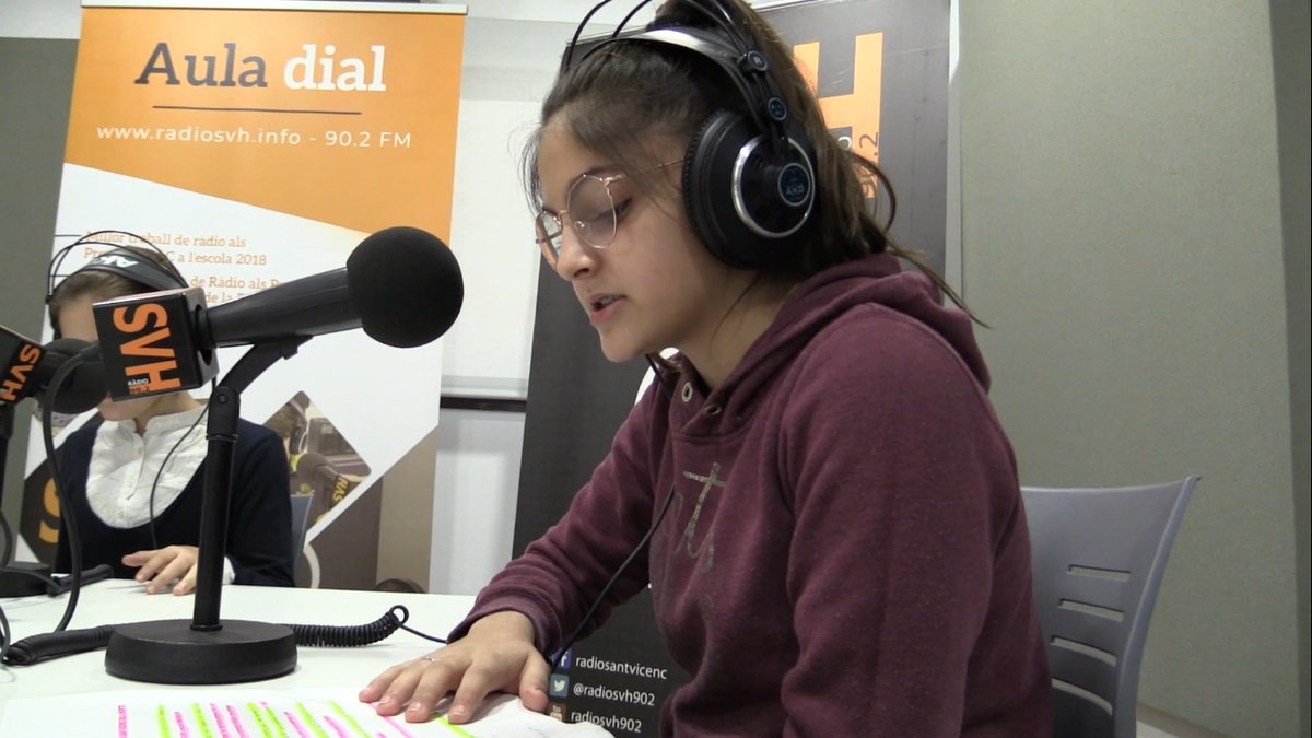 Tot i l'excepcionalitat d'aquest curs, no podia faltar el vídeo d'#AulaDial Només tres classes van poder fer l'informatiu en directe a la ràdio abans del confinament. Esperem que aquests records us despertin somriures. Bones vacances! 
▶️ youtu.be/Yl8ggcXP0BA