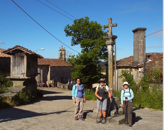 La aldea de San Xulián en el Camino de Santiago: un hórreo, una capilla románica y un cruceiro. 
We LOVE Galicia!

#caminoANDenglish #Turgalicia #Galicia #EsteVeranoHagoElCamino #EspañaTeEspera  #Verano2020 #QuedamosenGalicia #galiciamola
<a href="/_CaminoSantiago/">Radio Camino de Santiago</a> <a href="/elcaminocorreos/">El Camino con Correos</a>