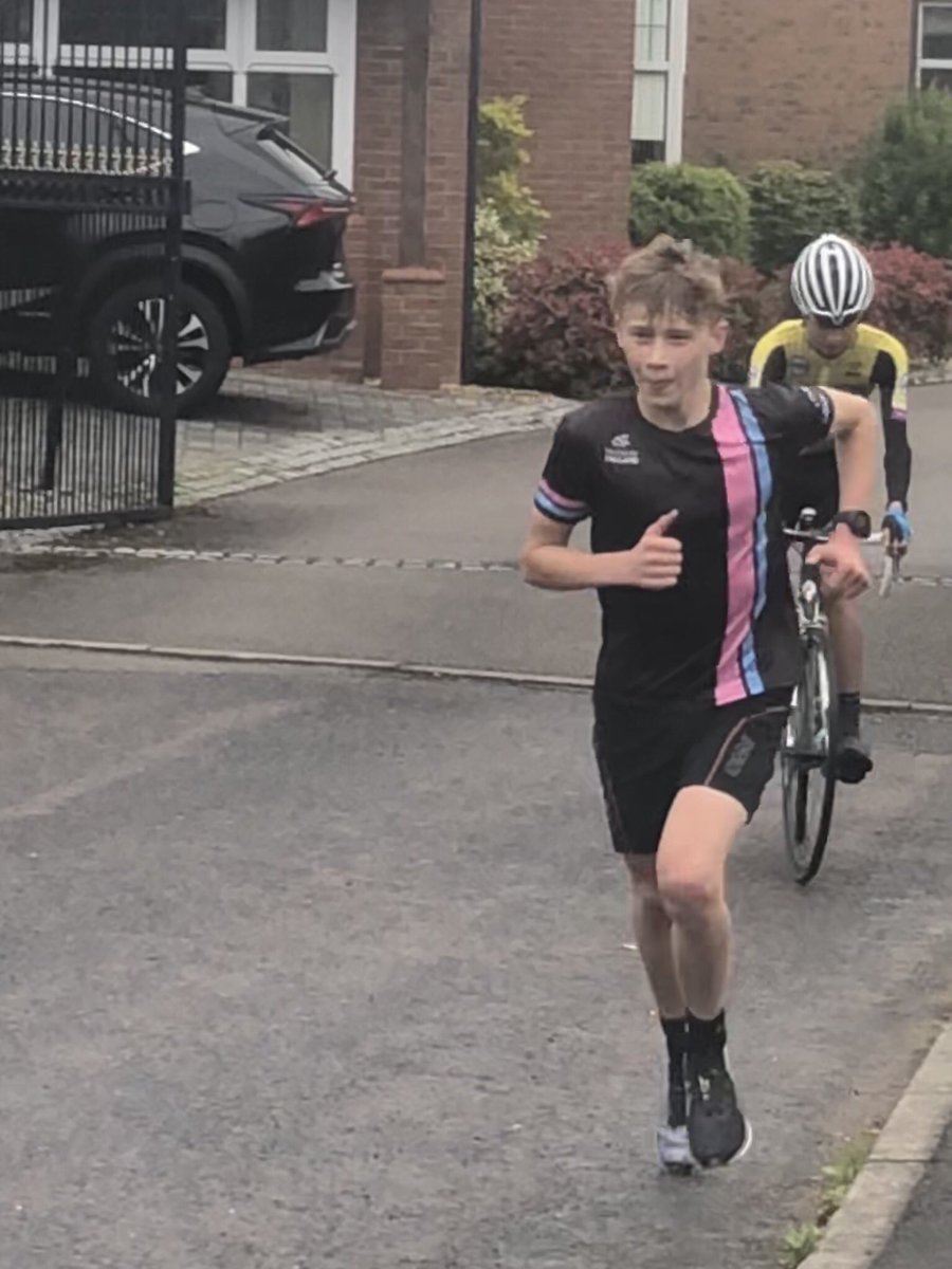 Bike is done now out on the run! <a href="/LGS_Senior/">Leicester Grammar School</a> @LR_Sport #GOGOLD