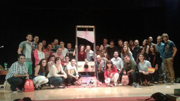 Alcaldes, candidatos y militantes de las Juventudes Socialistas (no 'un chiflado anónimo') guillotinaron la efigie de Rajoy y posaron sonrientes con su cabeza, en un ambiente festivo. No pasó nada.
#laleydelembudo
abc.es/espana/abci-di…