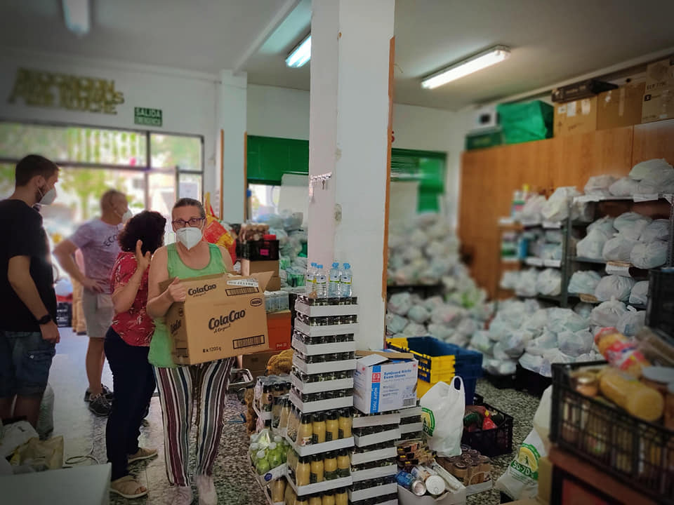 .<a href="/AVA_Aluche/">Ava_Aluche</a> invita al alcalde y al concejal de Latina al reparto de comida de los sábados para que conozcan la situación de las familias y vuelve a pedir que el Ayuntamiento se haga cargo de la ayuda alimentaria. #MadridPidePan #redesvecinalesquealimentan aavvmadrid.org/economia-emple…