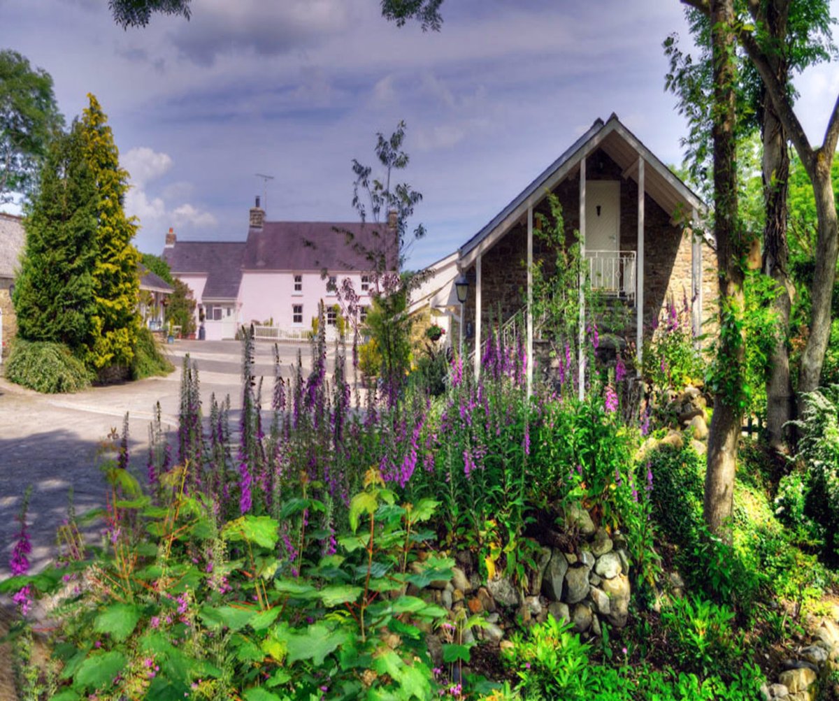 Rarebits's tweet photo. Great Little Places member, @penbontbren has six fabulous suites, no expense spared. You won’t believe that they were once stables and barns. Utterly peaceful rural location. Also close to spectacular West Wales Coastline. 

#StaySafe #DreamNow #VisitLater https://t.co/miVFcCSvD1