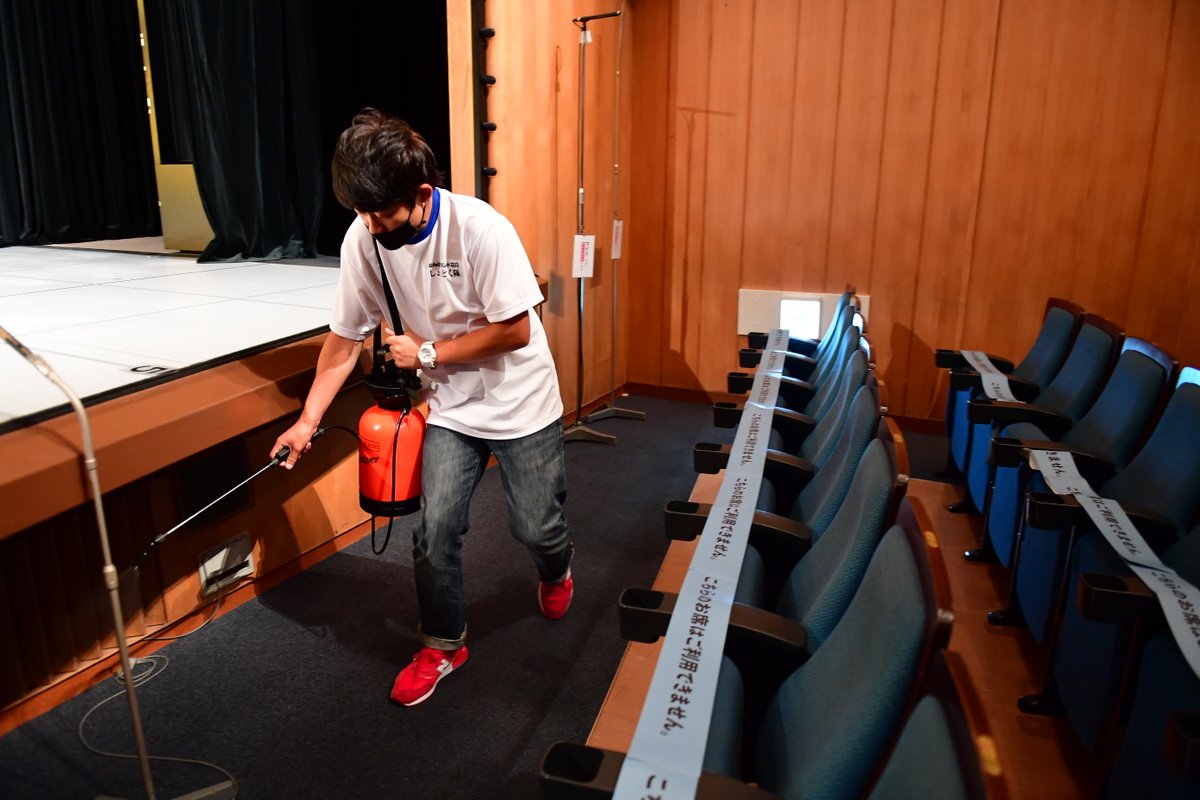 サンスポ大阪 芸能班 Ngkでは若手芸人が しょうどく隊 となって 公演前に消毒します かなり綿密でしたよ 一列目のチケット販売はなく この画像を見るだけでも使用可能な座席は１席だけですね チケットも早めに購入した方がいいかもしれません