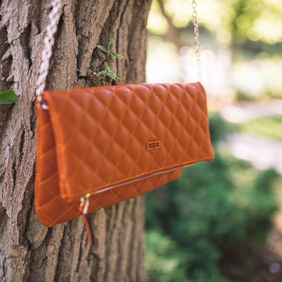 Zincir askısı sayesinde omuzda da kullanılabilen ağzı fermuarlı ve mıknatıs kapamalı Glare el portföyü şimdi %50 indirimle Matmazel’de! 😍 #Matmazel #Matmazelçanta matmazel.com