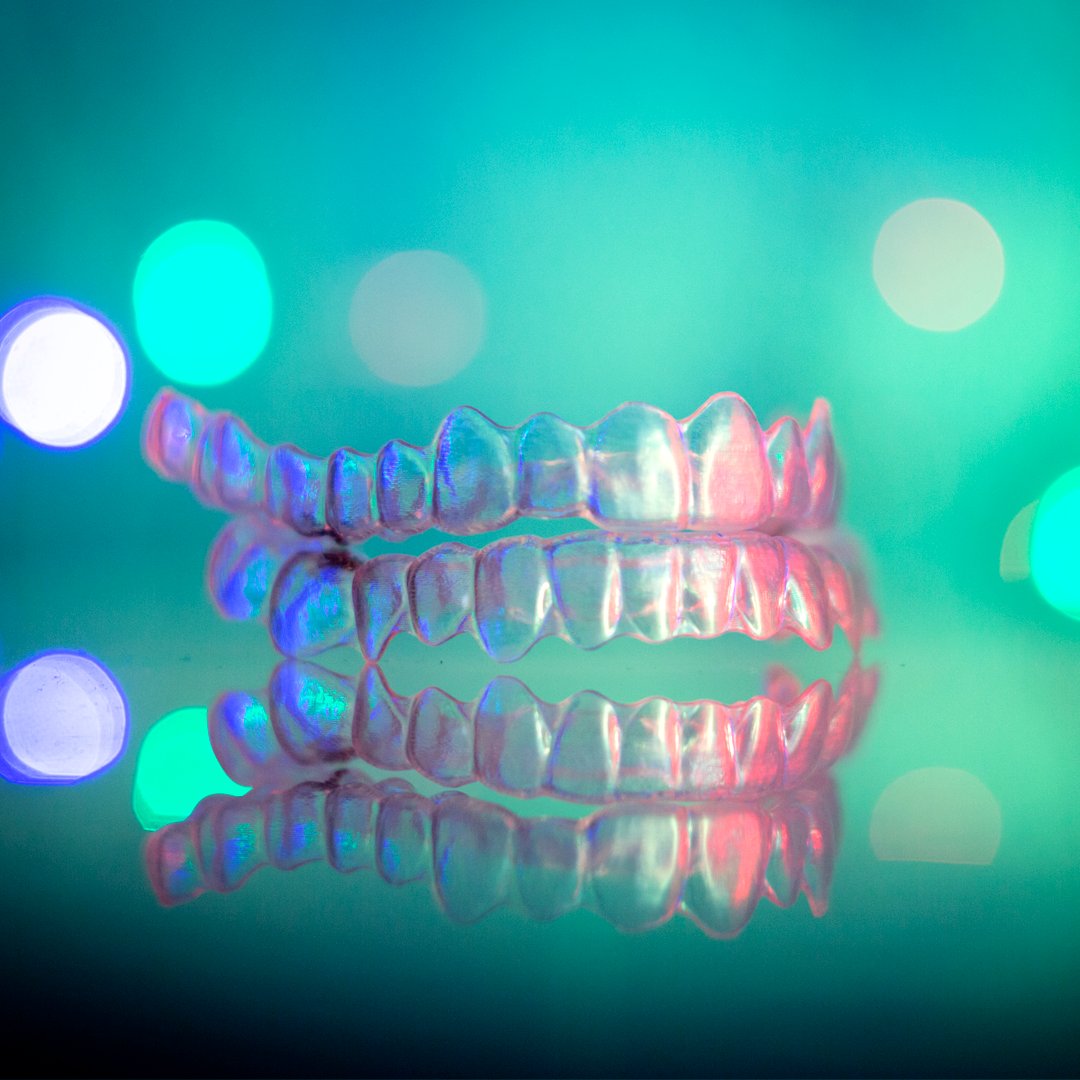CarreroyTezza's tweet photo. 😎 ¿Te gusta pasar desapercibido?
¿Conoces las #ventajas del sistema de #ortodoncia de #Invisalign?
✅ Diseñada a medida para cada #paciente.
✅ Puede quitarse para comer y cepillarse los #dientes. 
✅ La ortodoncia más #estética del mercado.
👉 https://t.co/595Dl0iG60 

#dental https://t.co/8htL616Lfj