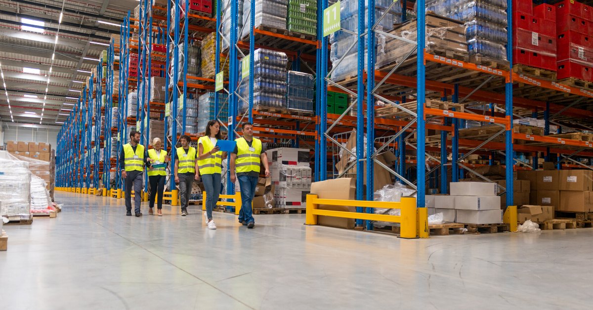 LogistiekLerenZonderGrenzen organiseert grensoverschrijdende bedrijfsstages. Dit betekent dat BE studenten 🇧🇪 aan de slag gaan bij NL MKB’s &amp; NL studenten 🇳🇱 bij BE KMO’s. Geïnteresseerd als student of bedrijf? Meld je  aan op onze website >> bit.ly/2YJRRUY