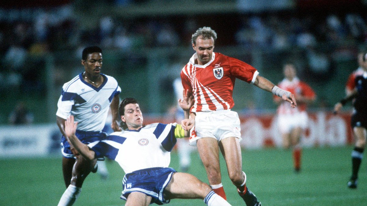ftblsm's tweet photo. @frysalvi @Vincera90 @memoriemondiali @CalcioPillole @facciacalcio @FootballArchive @FLegends100 #OnThisDayInFootball in 1990 at the Stadio Comunale in Firenze in the 2nd match of the Group A at the 1990 #WorldCup Austria beats USA 2-1 thanks to the goals from #AndreasOgris and #GerhardRodax. The midfielder #BruceMurray scores for @USMNT. https://t.co/ka890T9Y5A