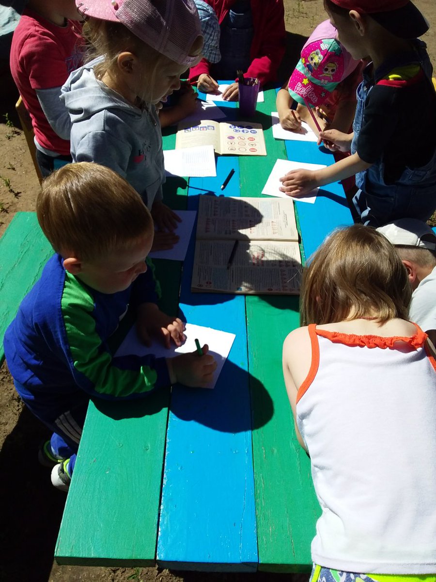 На дороге-множество правил,
Кто где едет, куда как идти.
Их придумали, чтобы аварий
Не случилось с тобою в пути!
Воспитанники дежурной группы д/с "Росинка" приняли участие в увлекательной квест-игре "Осторожно, пешеход!", которую провела Медведева О.Ю.