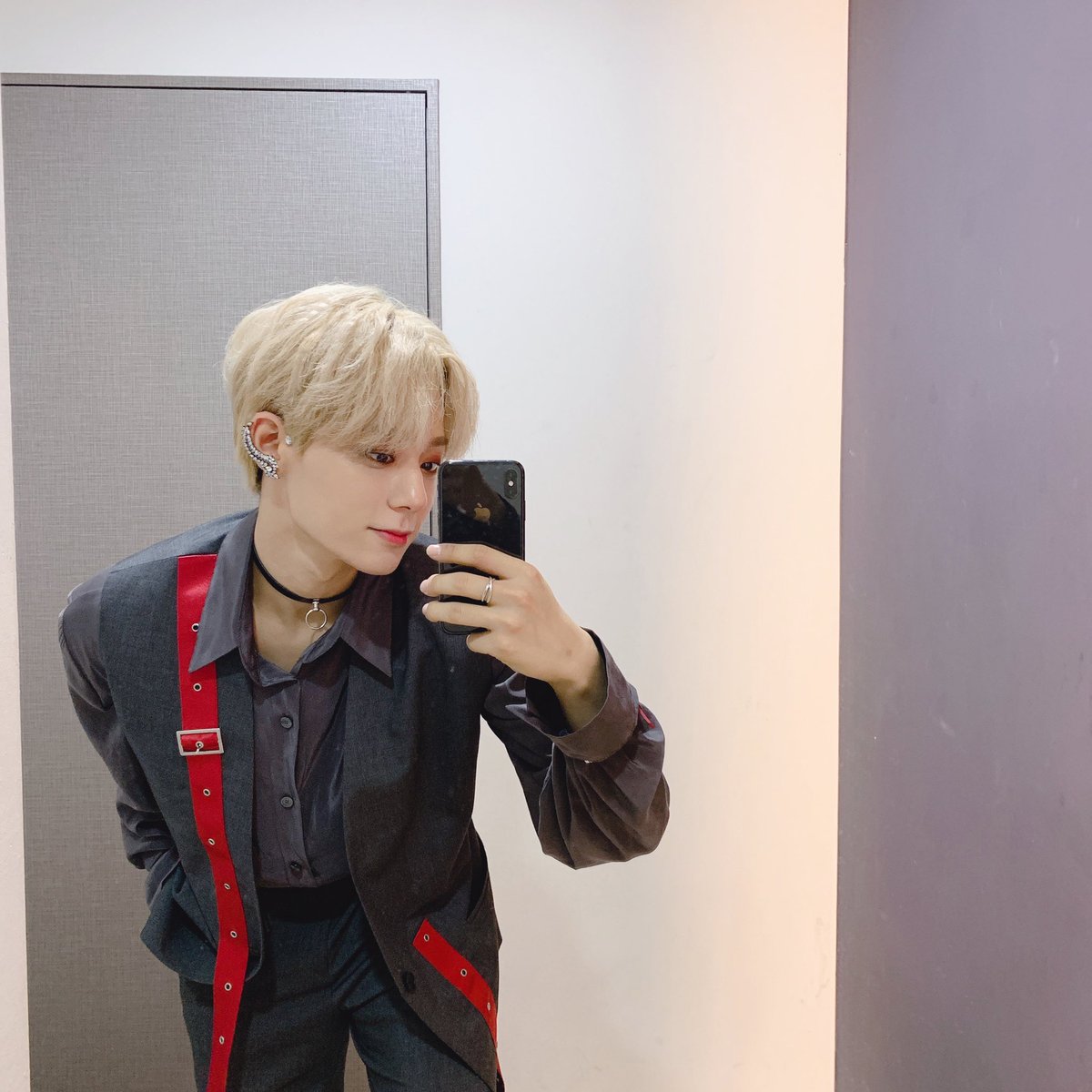 fuck numbers fuck couting this must be on the top 3 of his best woong mirror he's so BEAUTIFUL like how can someone be that cute ?