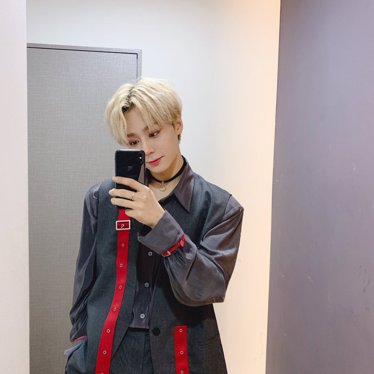 fuck numbers fuck couting this must be on the top 3 of his best woong mirror he's so BEAUTIFUL like how can someone be that cute ?