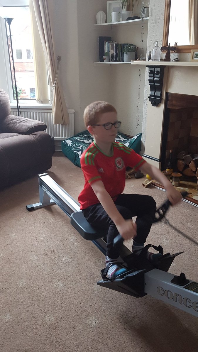 Chantille1's tweet photo. @ygsantcurig1 Steve Redgrave yw Dexter heddiw! 500m row for ddawan 🚣 🔴🔴 #GweGampau #ddawan #teulucurig #row https://t.co/cvCSCgSVW6
