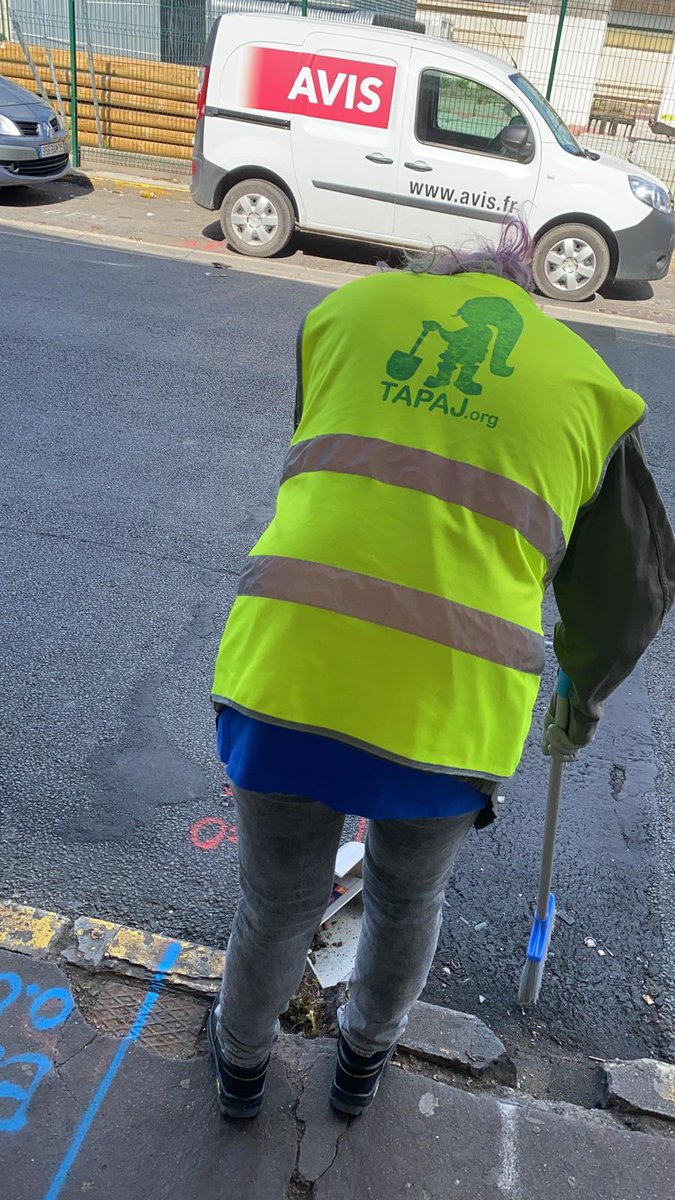 Depuis la mi-mai, les chantiers d'entretien des espaces extérieurs de la Gare du Nord ont repris ! 
2h par semaine, les #Tapajeurs s'impliquent, par le travail, à rendre les espaces publics aussi propres que possible :)

<a href="/AbdelkaBoumans1/">Abdelka Boumansour</a> @TAPAJFrance <a href="/ConnectGares/">SNCF Gares & Connexions</a> <a href="/GroupeSOS/">Groupe SOS</a>