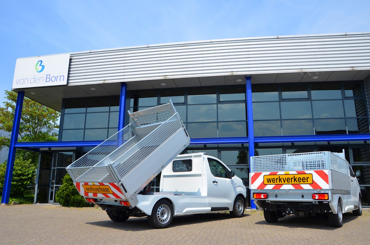 Deze achterover kippende laadbak hebben wij voor Dethon mogen opbouwen in opdracht van Van Beek. De opbouw is voorzien van verschillende opties en is hierdoor uitermate geschikt voor de groen- en reinigingsbranche. Van den Born wenst Dethon veel veilige kilometers toe.