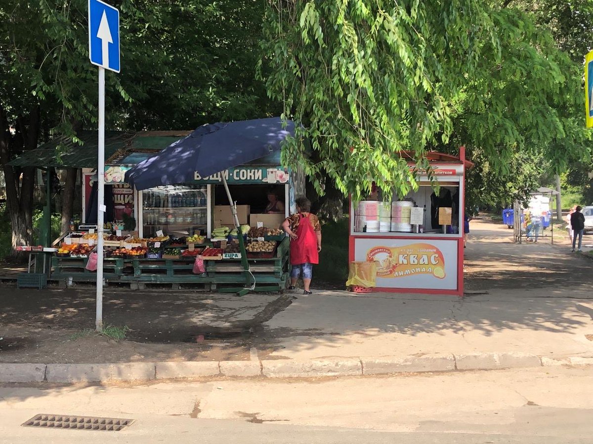 <a href="/adm_kir63/">Администрация Кировского района</a> <a href="/Rudakov_i_a/">Рудаков Игорь Александрович</a> неужели все эти лоточники торгуют на законных основаниях на тротуарах? Мусора от них очень много!!! <a href="/SamMobilePriem/">Мобильная приемная Губернатора Самарской области</a>