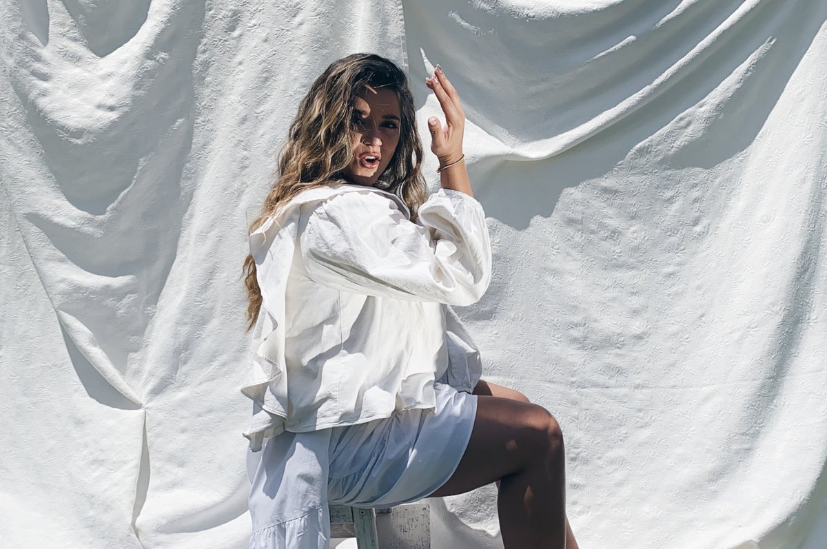 Hay cosas que ni se negocian ni se ceden porque si no pisas fuerte en el camino acabarás en el suelo. Mantener la dignidad es llegar siempre a la meta.

A ella le canto el próximo lunes 22 en exlusiva en <a href="/Cadena_Dial/">Cadena Dial España</a> y el martes 23 en plataformas digitales y mi canal de Youtube❤