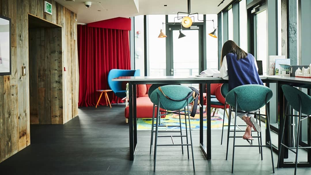 The Sky Lounge at <a href="/UncleLiving/">UncleLiving</a> spirals 360 degrees around a central core on the 45th floor, offering incredible views of London.⁣
​This was zoned into four distinct life-style quadrants for co-working, lounging, dining and a bar. Furniture from @MOROSOfficial adds to the drama!