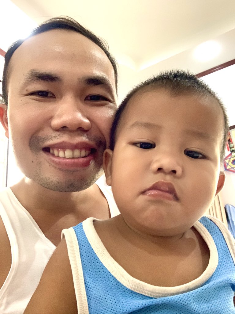 xaykham's tweet photo. 2 ພໍ່ລູກ https://t.co/v5mKXuWdgO