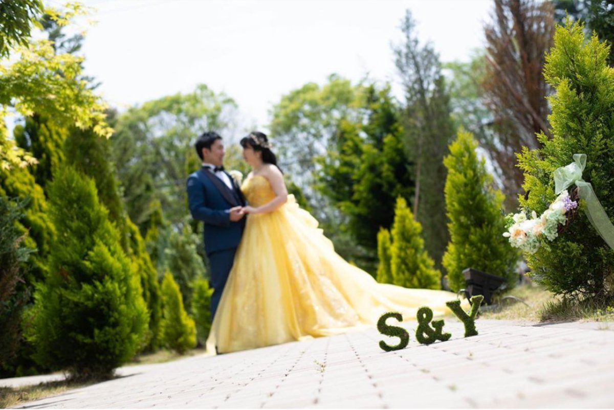 つくば結婚式場 セントルミエール 公式 春色のドレスに身を包み 春らしいイエローのドレスで 前撮りphoto 晴天に映えるお二人の 幸せにじみ出るお写真です 茨城 つくば 結婚式場 前撮りphoto ウェディングフォト オリジナル お二人