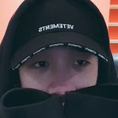 tiny__chans's tweet image. sweater paws :( #방찬