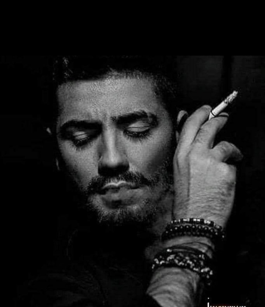 Berilgen_34's tweet photo. Beni seviyor musun dedi;

nar soydum çocuk

ömrümde ilk kez,
ezmeden,sabırla, 
usul usul ayıkladım!.

#ÖzlemekNeydi https://t.co/3tS4GHNic5