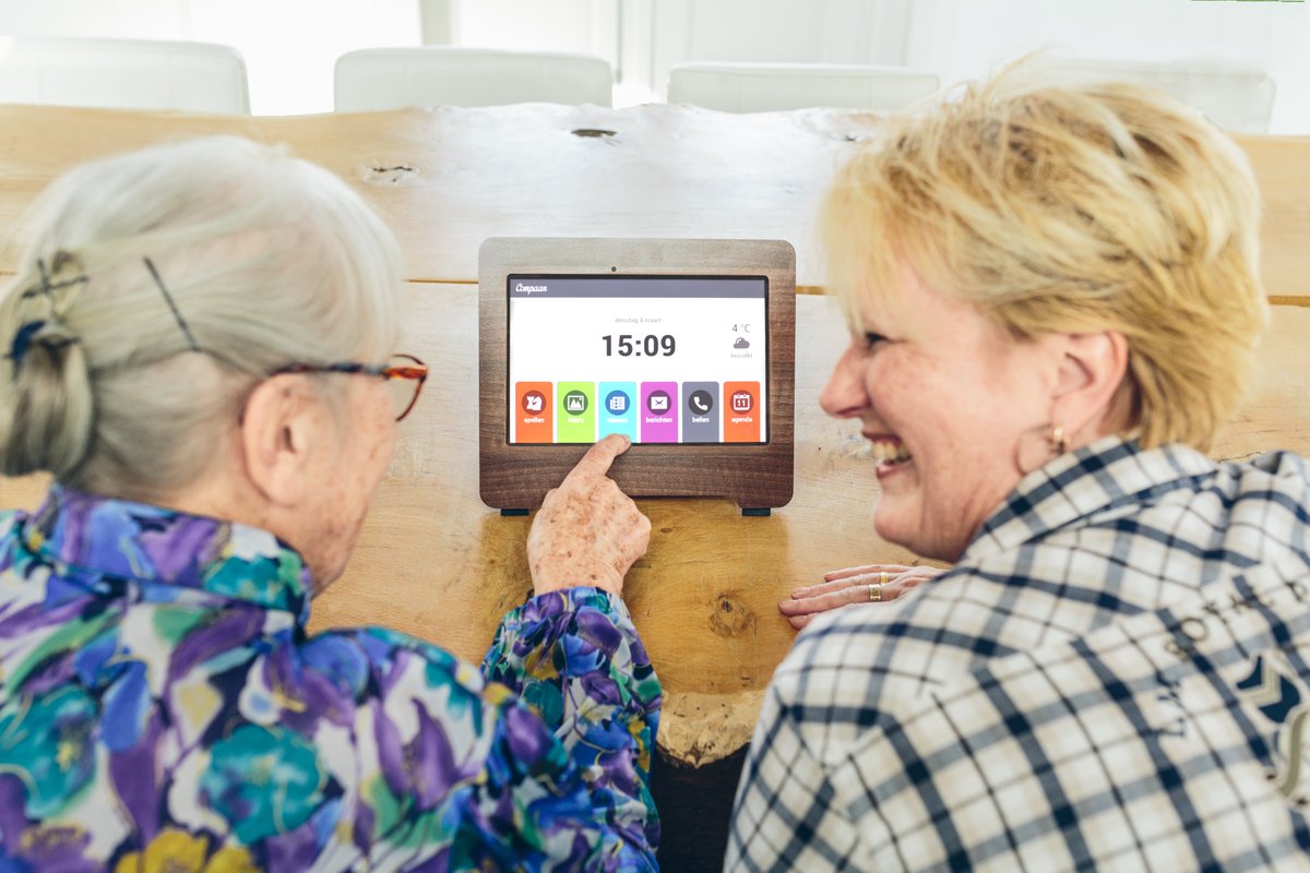We zijn gestart met het leveren van zorg-op-afstand d.m.v. beeldzorg met de Compaan tablet. In totaal krijgen 100 inwoners van de Hoeksche Waard de komende tijd de Compaan. Benieuwd hoe de Compaan werkt? Bekijk het filmpje. bit.ly/filmCompaan