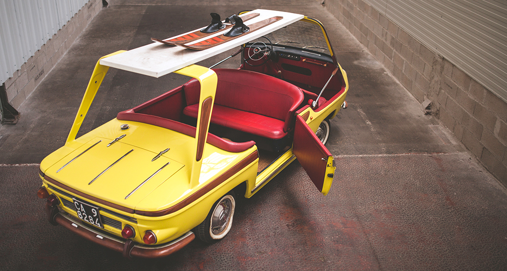 aut0mob's tweet photo. #FiatFriday 
This fabulous little beach car is the #Fissore Marinella based on a German licensed #Fiat, the Fiat-Neckar 600 #Multipla
Check out the rear facing semi-circular bench seat in the back and wood effect bumpers and trim! 🏖️

📸Mathieu Bonnevie https://t.co/EMNT81RwLu