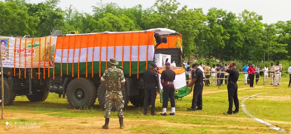 वीरगति को प्राप्त हुए शहीद गणेश हांसदा के अंतिम दर्शन कर उन्हें श्रद्धांजलि अर्पित किया।

<a href="/JharkhandCMO/">Office of Chief Minister, Jharkhand</a> 
<a href="/HemantSorenJMM/">Hemant Soren</a>