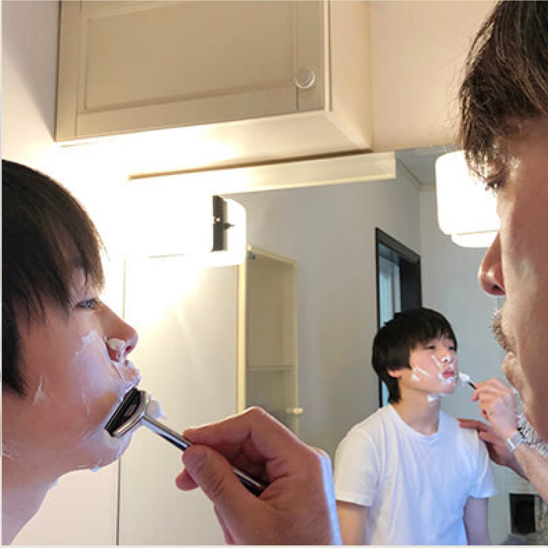 Schick Men S シックメンズ シェービング お子さんへヒゲ剃りレクチャーで親子のコミュニケーションを楽しんでみるのはいかが 中学生くらいの年齢は顔自体が小さく産毛が多いので 刃数が多いカミソリは厚みがあり まだ扱い辛いため厚みの薄い2枚刃