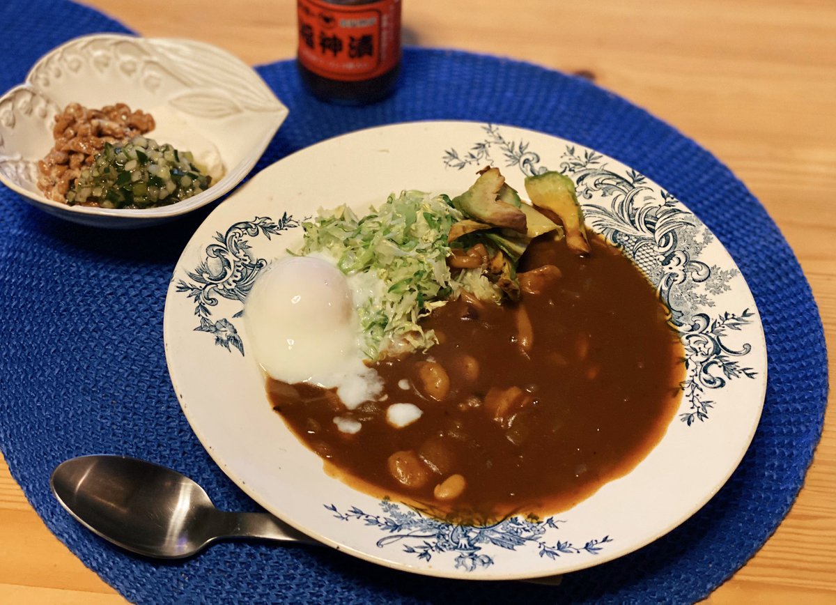 ハイ 昨日のお夕飯 お豆とシーフードのスパイシーカレー 山形のだしと大豆製品たち ルーと具材を混ぜる だけ 簡単だし作業が暑くないので最近カレーにハマってる 温泉卵が上手に作れて満足