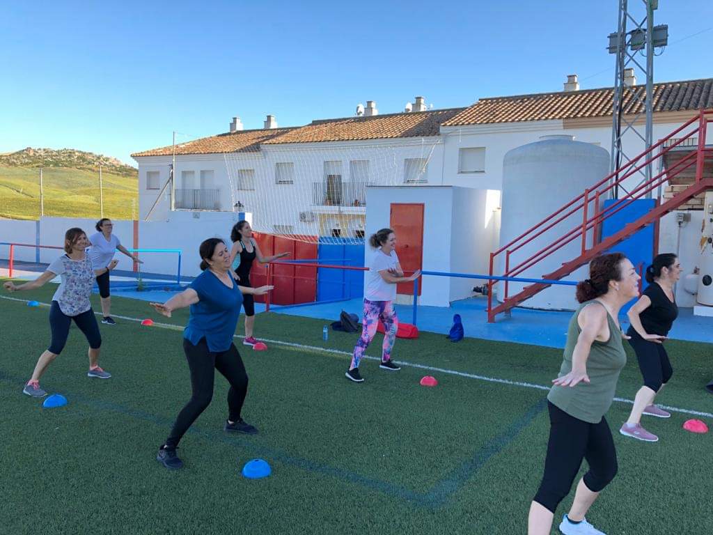 AytoEspera's tweet photo. Entrenamiento Funcional
Ayer se realizo en nuestro campo de fútbol una sesión de Entrenamiento Funcional, donde participaron 20 personas de nuestra localidad. https://t.co/dMDnr3ege4