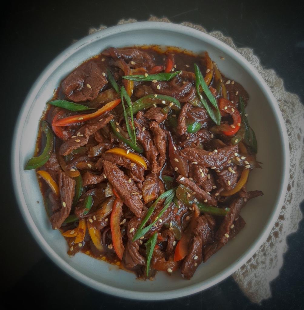 ollaricafoods's tweet photo. Juicy beef #stirfry. Loaded with crunchy healthy vegetables and drenched in delicious sauce.
Can easily be paired with Yam, Rice, Noodles or Pasta.
Place orders on https://t.co/bJYf6OyfBf
OR
https://t.co/5wHQzMn2lf
#AbujaTwitterCommunity
#food #abujarestuarant #jumiafood https://t.co/JaOaRZoXt5
