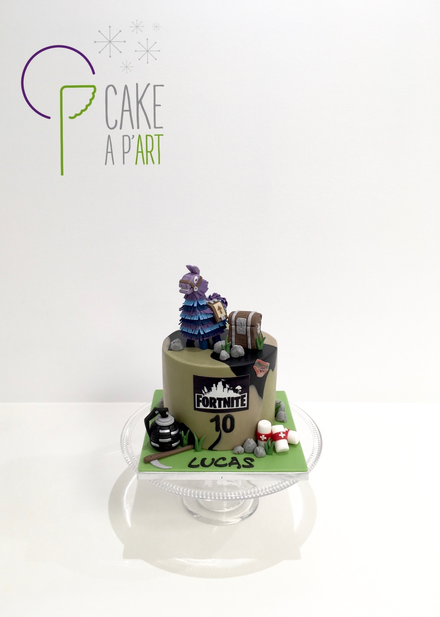 Cake A P Art Gateau Anniversaire Personnalise Theme Fortnite Battle Royale Cakedesign Mariage Wedding Weddingcake Piecemontee Gateau Anniversaire Dessert Personnalise Evenementiel Perpignan Pateasucre Bapteme Enfants