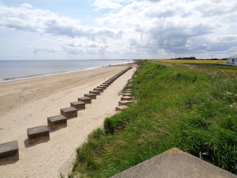 Heading further south, we come across some complete defences. Here we have lines of anti-tank cubes covered by a machine gun pillbox. This combination was very common on the Yorkshire coast. 6 pillboxes covered this section of beach, with AT defences above the high watermark