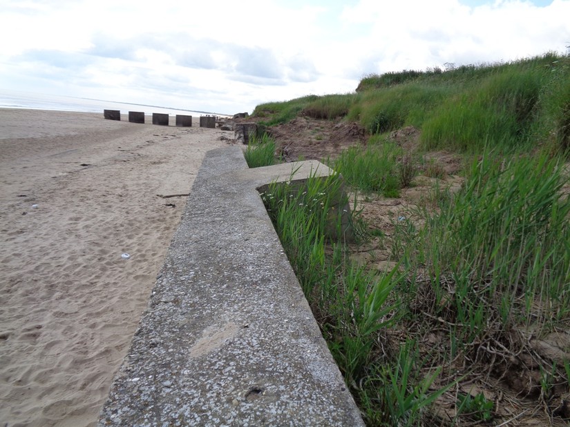 Heading further south, we come across some complete defences. Here we have lines of anti-tank cubes covered by a machine gun pillbox. This combination was very common on the Yorkshire coast. 6 pillboxes covered this section of beach, with AT defences above the high watermark