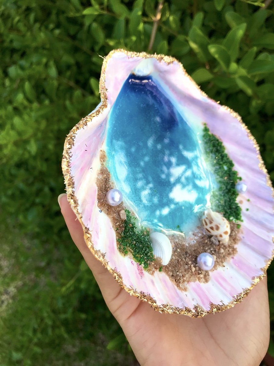 rheasy_'s tweet photo. Made this beautiful piece of resin art.. Ocean Resin Art in Scallop Shell 🌊✨🐚☘️..
Follow my page on instagram @colorstreet_ for more stuff 💫.. 
#resinart #oceanart #shell #resinartist #resinartwork #resingeode https://t.co/wS2xNGy3e9