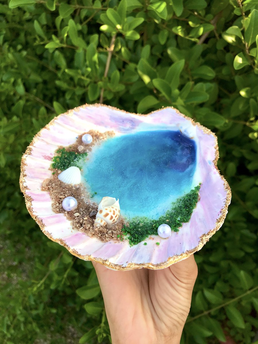 rheasy_'s tweet photo. Made this beautiful piece of resin art.. Ocean Resin Art in Scallop Shell 🌊✨🐚☘️..
Follow my page on instagram @colorstreet_ for more stuff 💫.. 
#resinart #oceanart #shell #resinartist #resinartwork #resingeode https://t.co/wS2xNGy3e9