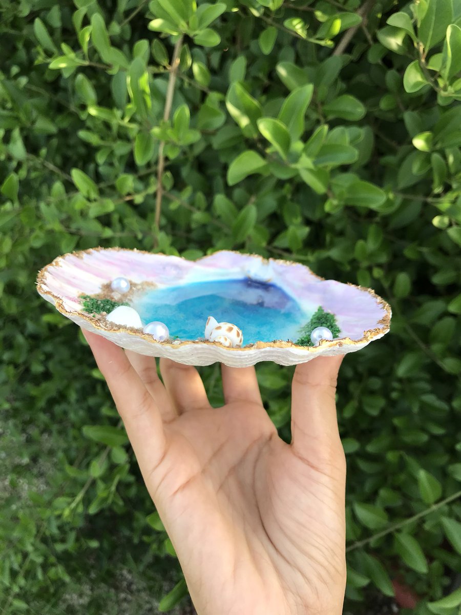 rheasy_'s tweet photo. Made this beautiful piece of resin art.. Ocean Resin Art in Scallop Shell 🌊✨🐚☘️..
Follow my page on instagram @colorstreet_ for more stuff 💫.. 
#resinart #oceanart #shell #resinartist #resinartwork #resingeode https://t.co/wS2xNGy3e9