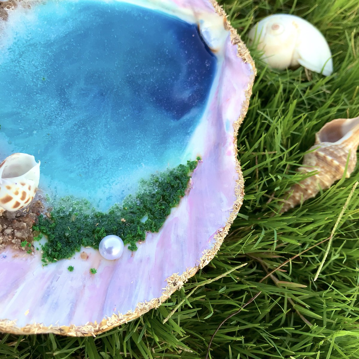 rheasy_'s tweet photo. Made this beautiful piece of resin art.. Ocean Resin Art in Scallop Shell 🌊✨🐚☘️..
Follow my page on instagram @colorstreet_ for more stuff 💫.. 
#resinart #oceanart #shell #resinartist #resinartwork #resingeode https://t.co/wS2xNGy3e9