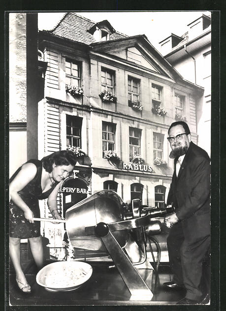 BartkoReher's tweet photo. Unsere #AnsichtskarteDesTages ist heute eine tolle originale alte #Postkarte um 1967 aus #Bern &amp; zeigt (die Besitzer?) des Restaurants Räblus und Pery Bar am Schmiedenplatz an einer #Popcorn-Maschine.

https://t.co/eKaJqIwLQV https://t.co/JfBbrRhHj3