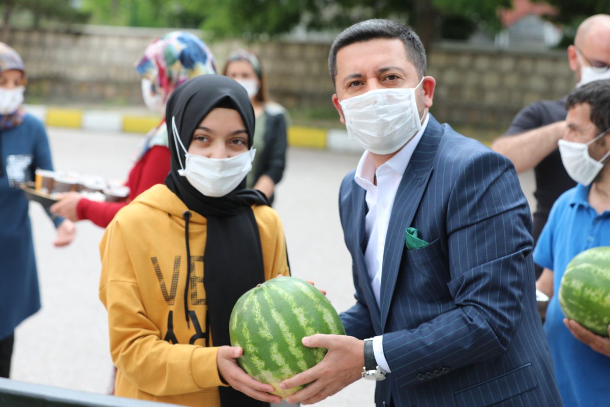 LGS sınavı öncesi enerji olsun diye sınava girecek tüm evlatlarımıza karpuz dağıttık ❣️