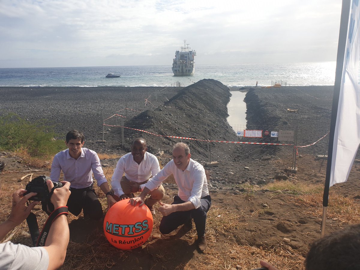 Dylan_Legros's tweet photo. Welcome au câble #Metiss #LaRéunion
Une liaison de 3000km reliant 🇿🇦🇲🇬🇷🇪🇲🇺 d’une capacité de 24Tb/s pour 2 paires de fibre optiques

Un câble financé par les membres du consortium @SFR_Reunion #CanalplusRE #Zeop @GroupeTelma #Emtel #CEB_Fibernet pour un coût de ~50M€

📸@chtitux https://t.co/5DdYePHt9M