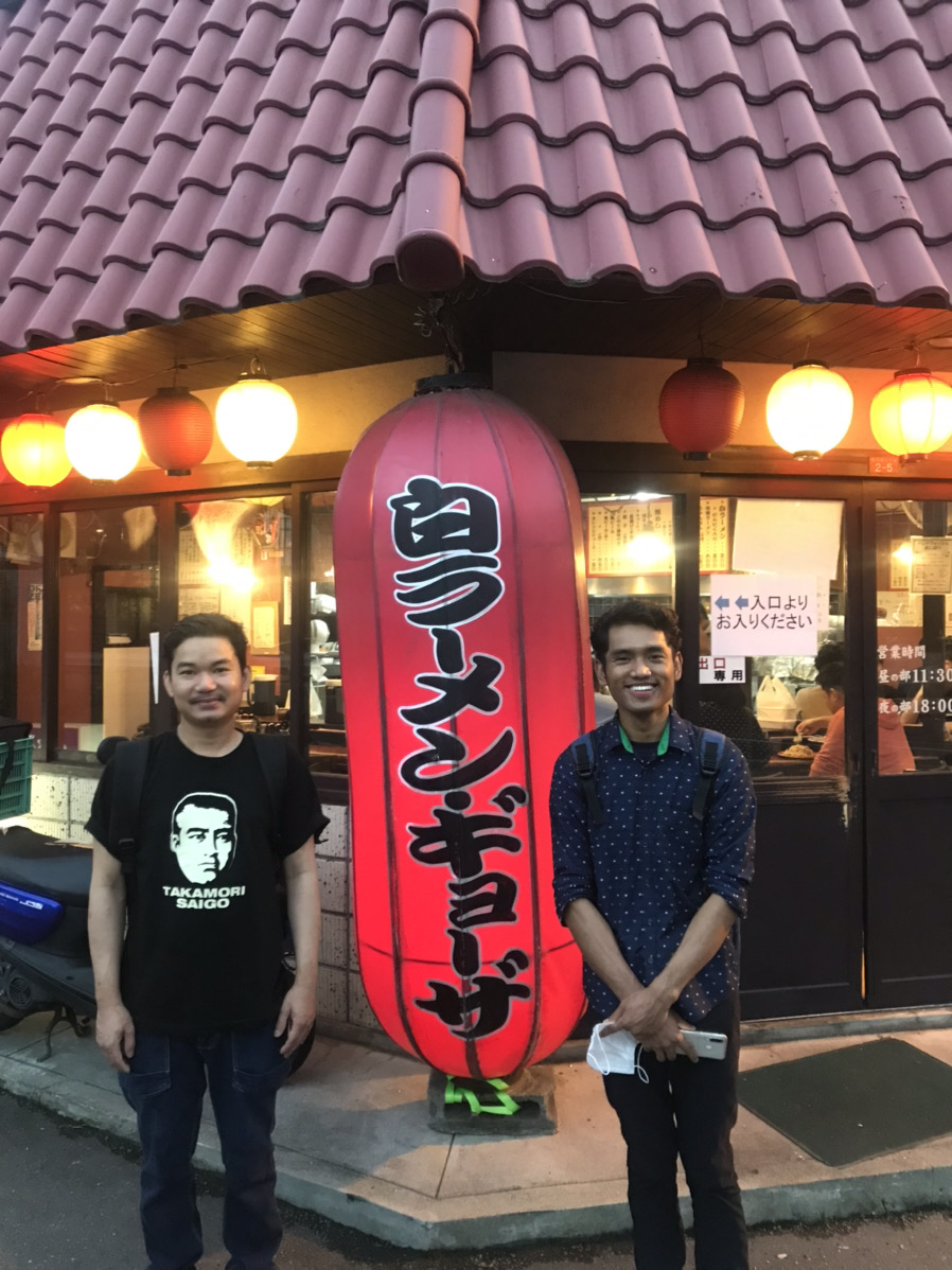 global_withus's tweet photo. 【就労支援内定1号】建築大工（技能実習生）として来日していたミャンマー人2名が、「南ばん亭」（大阪・飲食）に再就職（特定活動）！6月1日から始まった本プロジェクトから、10日目で早くも内定者が出ました。更に多くの外国人を、この2人のように笑顔にしたいと改めて感じています。#特定活動 #笑顔 https://t.co/nmloxsVIra