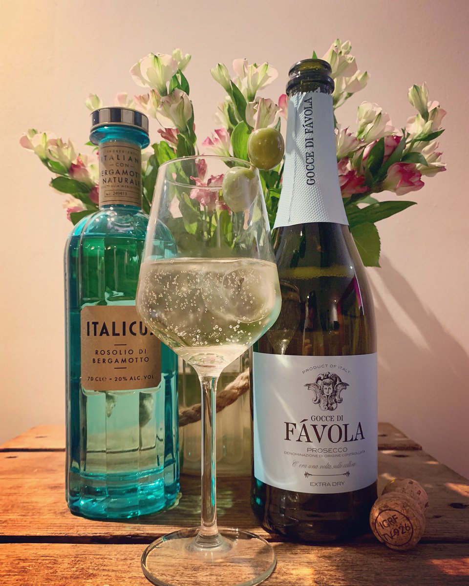 Italicus and Prosecco - a perfect pair for the perfect aperitivo! Needing more summer sun to enjoy this lovely drink in the garden! #hnwines #italicus #favolaprosecco #prosecco #italy #aperitivo #aperitivotime #winelover #wineblog #fridaywine #winestagram