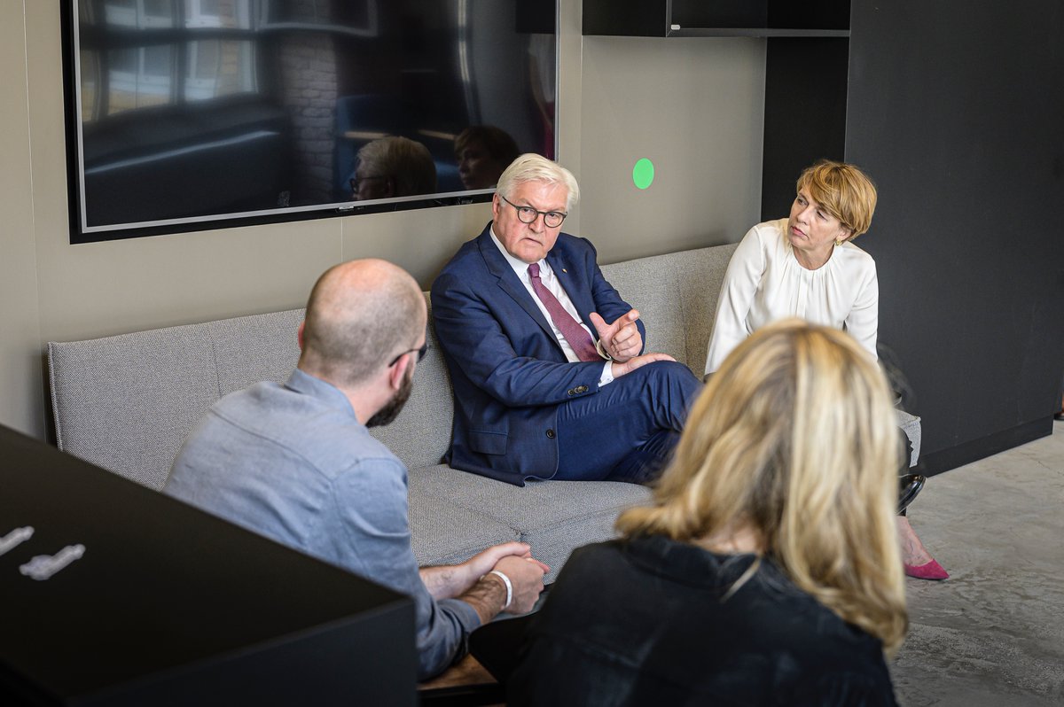 Tech4Germany's tweet image. Als würden sie das jeden Tag machen 😍

@Tech4Germany Fellow @potofski, @Work4Germany_ Fellow @ChoiMirine &amp;amp; CEO @ChristinaE_Lang erzählen #Bundespräsident #Steinmeier &amp;amp; Elke #Büdenbender über ihre Erfahrungen im Fellowship &amp;amp; wieso sie mitmachen wollten🦾 #digital2020