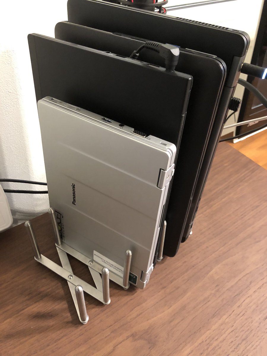 Shinji Abe 阿部 慎司 Ikeaのお皿立てがノートpcラックとして活躍中 金属製で丈夫なのでノートpcが縦置き できる 5台まで収納可 まだ一台分空きがあるな もう一台 おや 妻が来たようだ