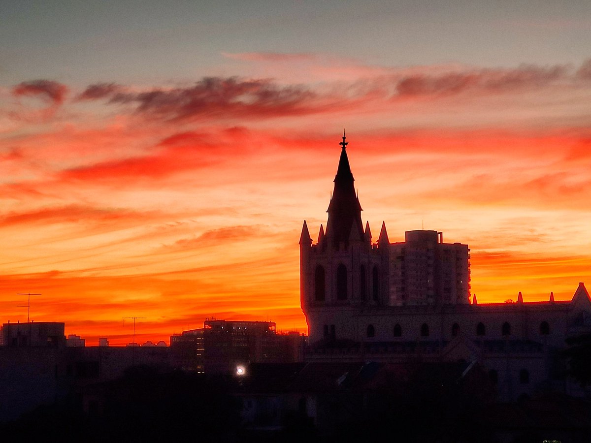 l_calderari's tweet photo. A sutileza desse amanhecer (e sem filtro, viu!?) nós dá aquele contraste lindo com a vida agora. Região da Aclimação, em #SP. Bom dia! #NoArNaCBN https://t.co/qPvaPDiys3