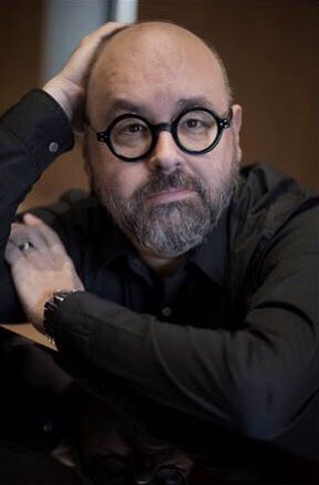 Planetadelibros's tweet image. “Cada libro, cada tomo que ves, tiene alma. El alma de quien lo escribió, y el alma de quienes lo leyeron y vivieron y soñaron con él.”

La Sombra del Viento

Hoy ha fallecido Carlos Ruiz Zafón, uno de los mejores novelistas contemporáneos.

Et recordarem sempre, Carlos!