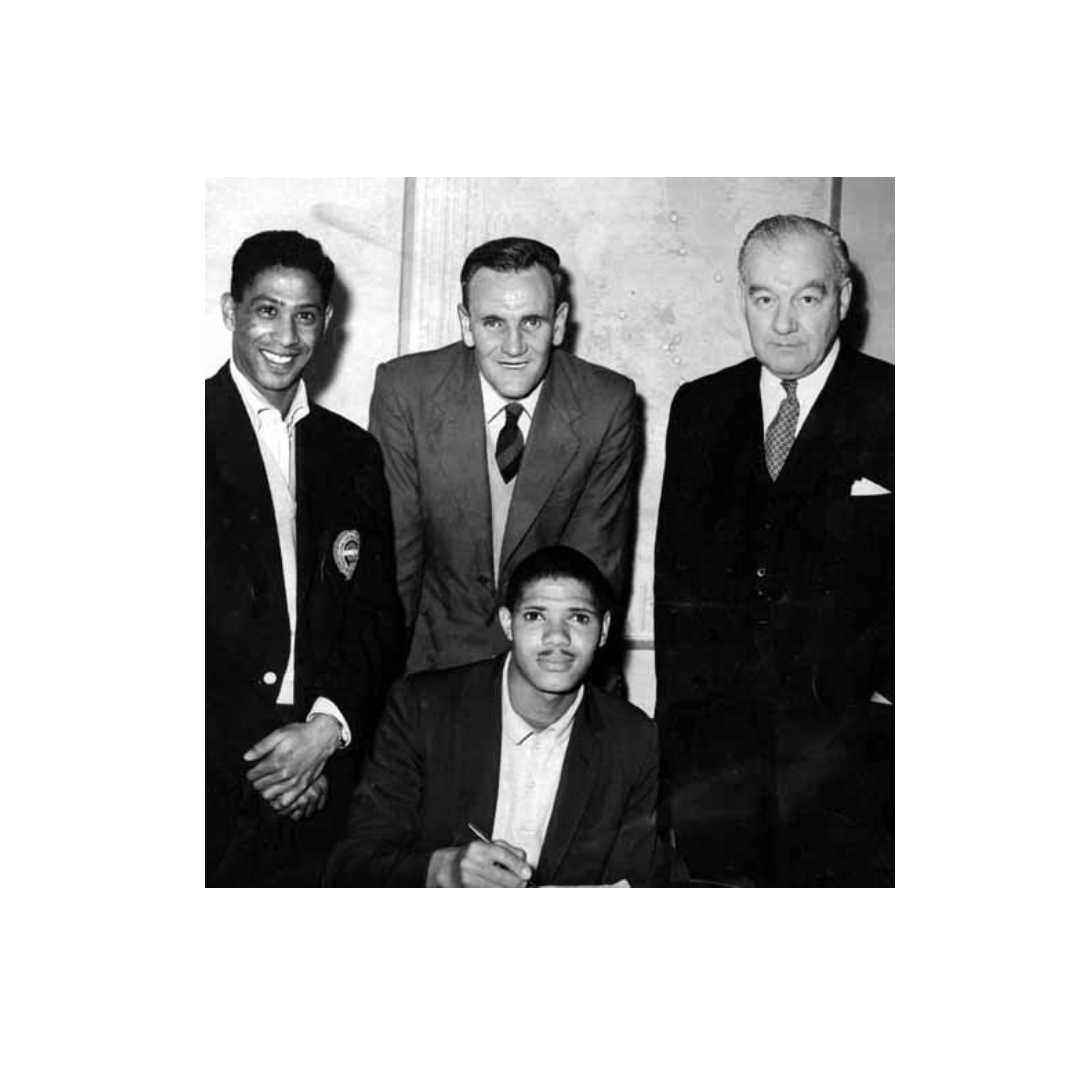 pioneers_book's tweet photo. Legend Albert Johanneson signs for Leeds watched over by Gerry Francis their first black player @lufc #RememberAlbert https://t.co/Bg8IoiP1aT