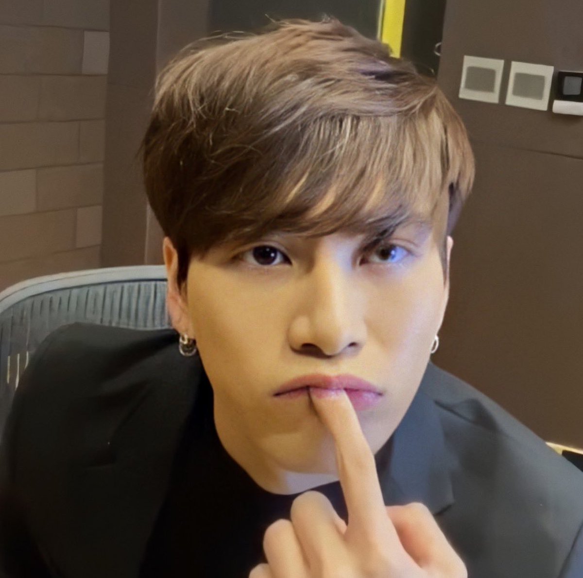 GOT7_Colombia's tweet photo. [#EveryDateWithJackson] 

Datos:

🗯️La cita se realizó en los estudios de grabación de JYP Entertainment.

🗯️Jackson confesó a sus fans que había buscado su atuendo con anterioridad ya que realmente quería verse bien para Ahgase.

#GOT7 #GOT7_DYE #GOT7_NOTBYTHEMOON @GOT7Official https://t.co/b93T6hSUQp