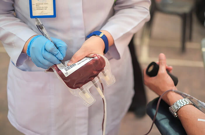 afrkml's tweet photo. UNDERSTANDING BLOOD TYPE SYSTEM: SI LANGKA PEMILIK DARAH EMAS

-- UTAS

Selama ini kita mungkin cm kenal 4 golongan darah saja. Padahal, ada satu jenis gol darah lain yg sangat langka. Orang yg punya gol darah ini cuma 40-an di seluruh dunia! Ada cerita apa sih dibalik gol darah? https://t.co/j09ZLEDVuh